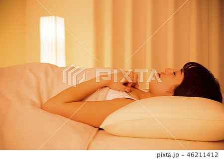 女性 寝る 睡眠 夜 若い女性 かわいい ライフスタイル 女性 寝る 睡眠 夜 若い女性 かわいい ライフスタイル 46211412