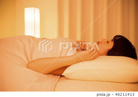 女性 寝る 睡眠 夜 若い女性 かわいい ライフスタイル 女性 寝る 睡眠 夜 若い女性 かわいい ライフスタイル 46211413