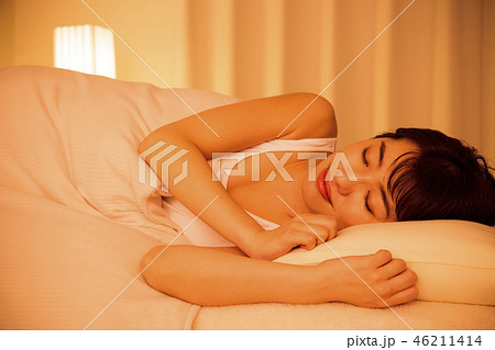 女性 寝る 睡眠 夜 若い女性 かわいい ライフスタイル 女性 寝る 睡眠 夜 若い女性 かわいい ライフスタイル 46211414