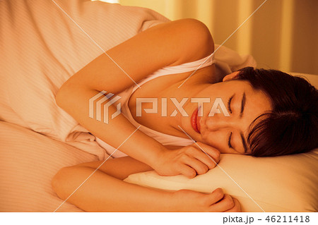 女性 寝る 睡眠 夜 若い女性 かわいい ライフスタイル 女性 寝る 睡眠 夜 若い女性 かわいい ライフスタイル 46211418