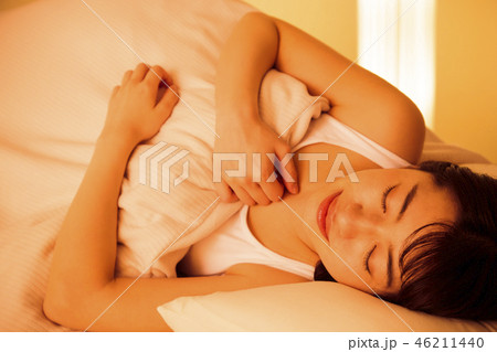 女性　寝る　睡眠　夜　若い女性　かわいい　ライフスタイル 46211440