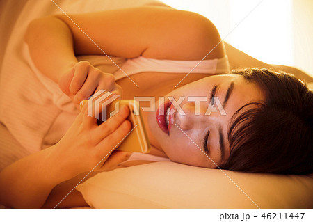 女性　寝る　睡眠　夜　若い女性　かわいい　ライフスタイル 46211447