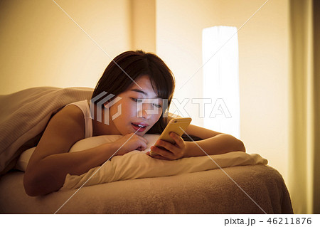 女性 寝る スマホ 就寝前 若い女性 かわいい ライフスタイル 女性 寝る スマホ 就寝前 若い女性 かわいい ライフスタイル 46211876