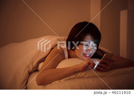 女性　寝る　スマホ　就寝前　若い女性　かわいい　ライフスタイル 46211910