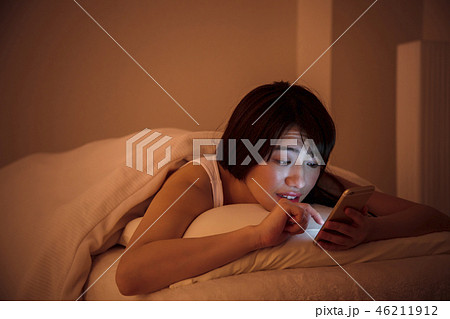 女性 寝る スマホ 就寝前 若い女性 かわいい ライフスタイル 女性 寝る スマホ 就寝前 若い女性 かわいい ライフスタイル 46211912