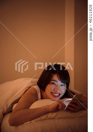 女性 寝る スマホ 就寝前 若い女性 かわいい ライフスタイル 女性 寝る スマホ 就寝前 若い女性 かわいい ライフスタイル 46211926