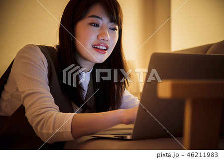 女性　パソコン　夜　深夜　若い女性　かわいい　ライフスタイル　リビング 46211983