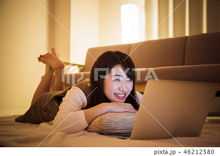女性　パソコン　夜　深夜　若い女性　かわいい　ライフスタイル　リビング 46212580
