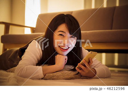 女性 スマホ 夜 深夜 若い女性 かわいい ライフスタイル リビング 女性 スマホ 夜 深夜 若い女性 かわいい ライフスタイル リビング 46212596