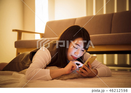 女性 スマホ 夜 深夜 若い女性 かわいい ライフスタイル リビング 女性 スマホ 夜 深夜 若い女性 かわいい ライフスタイル リビング 46212598
