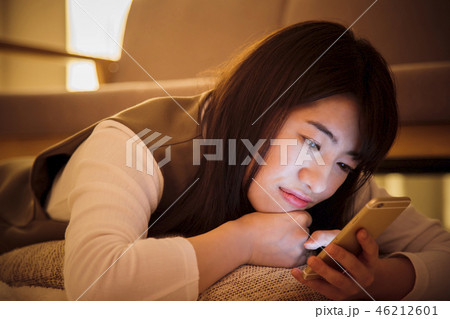 女性 スマホ 夜 深夜 若い女性 かわいい ライフスタイル リビング 女性 スマホ 夜 深夜 若い女性 かわいい ライフスタイル リビング 46212601