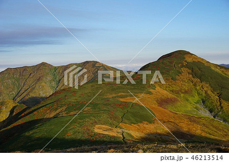 朝日連峰大朝日小屋からの中岳・西朝日岳 46213514