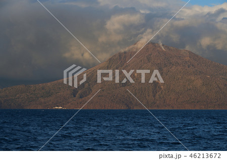 北海道千歳市支笏湖から恵庭岳と麓の丸駒温泉のある朝の風景を撮影 北海道千歳市支笏湖から恵庭岳と麓の丸駒温泉のある朝の風景を撮影 46213672