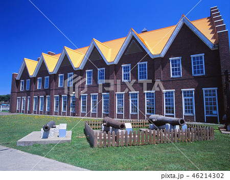 快晴の青空をバックに北海道江差町開陽丸青少年センターの風景を撮影 46214302