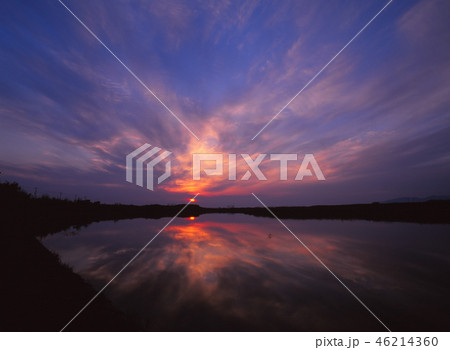 北海道江差町の厚沢部川河口付近で夕焼けが川に写りこんでいる風景を撮影 北海道江差町の厚沢部川河口付近で夕焼けが川に写りこんでいる風景を撮影 46214360