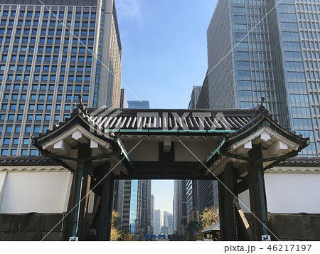 皇居大手門(高麗門)からのぞくビル群 皇居大手門(高麗門)からのぞくビル群 46217197