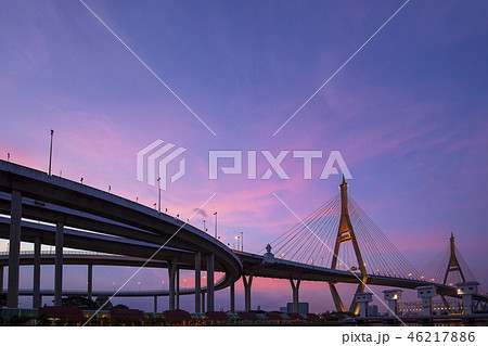 バンコクのプミポン橋の夕景夜景 46217886