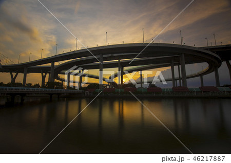 バンコクのプミポン橋の夕景夜景 46217887