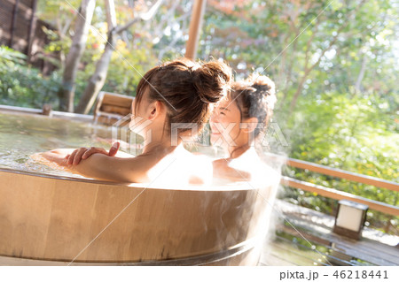 若い女性、女子旅、温泉、露天風呂、旅行 46218441