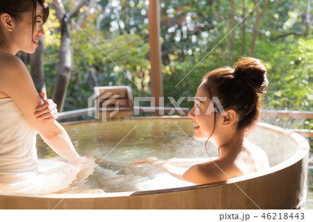 若い女性 女子旅 温泉 露天風呂 旅行の写真素材