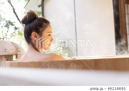 若い女性、温泉、露天風呂、旅行