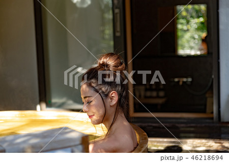 若い女性、温泉、露天風呂、旅行 若い女性、温泉、露天風呂、旅行 46218694