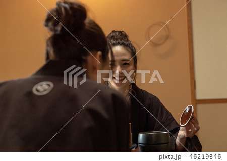 若い女性、女子旅、旅館、浴衣、食事 若い女性、女子旅、旅館、浴衣、食事 46219346