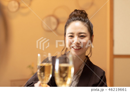 若い女性、女子旅、旅館、浴衣、食事、乾杯 46219661