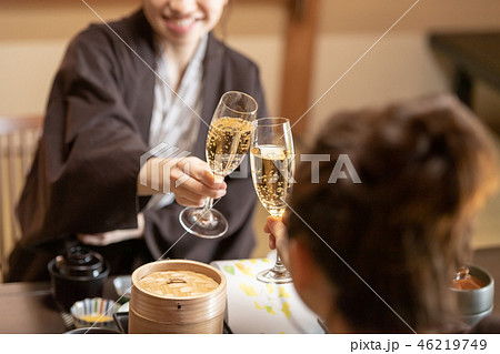 若い女性、女子旅、旅館、浴衣、食事、乾杯 若い女性、女子旅、旅館、浴衣、食事、乾杯 46219749