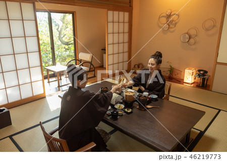 若い女性、女子旅、旅館、浴衣、食事、乾杯 46219773
