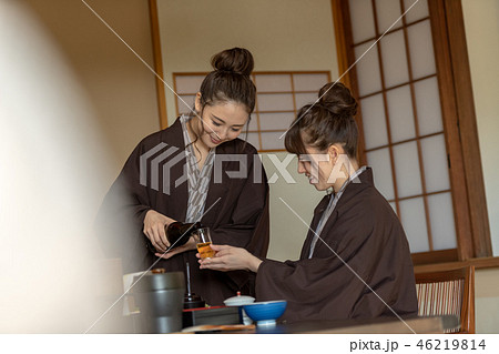 若い女性、女子旅、旅館、浴衣、食事、乾杯 若い女性、女子旅、旅館、浴衣、食事、乾杯 46219814