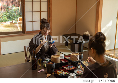 若い女性 女子旅 旅館 浴衣 食事の写真素材