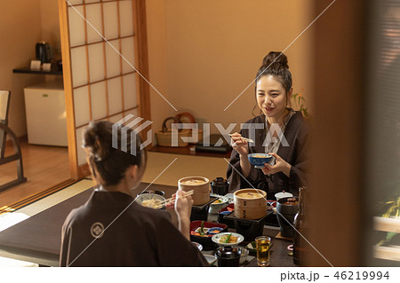 若い女性、女子旅、旅館、浴衣、食事 46219994