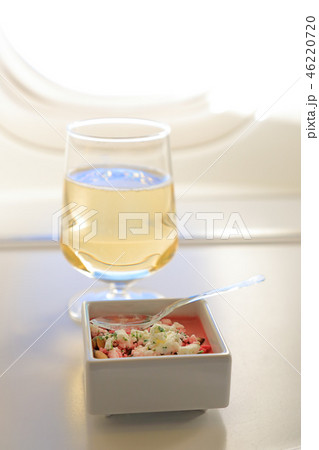 ビジネスクラスのシャンパン 46220720