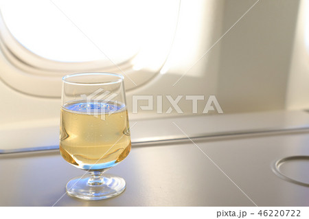 ビジネスクラスのシャンパン 46220722