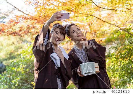 若い女性 女子旅 旅館 浴衣 自撮りの写真素材