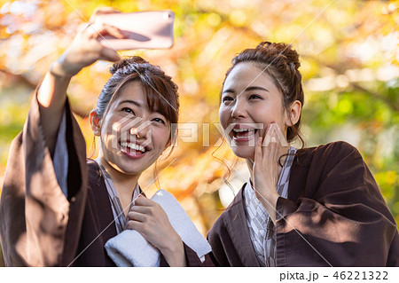 若い女性 女子旅 旅館 浴衣 自撮りの写真素材