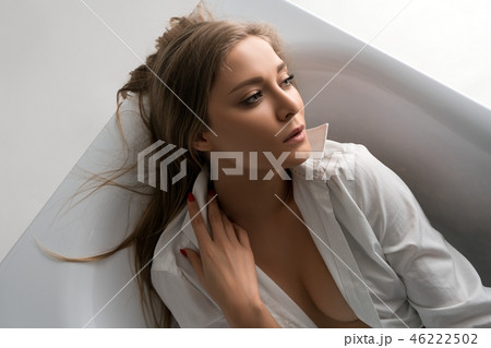 Beautiful blonde in the bath high angle view 46222502