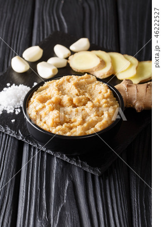 Aromatic freshly prepared ginger garlic paste Aromatic freshly prepared ginger garlic paste 46222527
