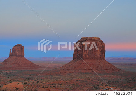 モニュメントバレーの夕景 モニュメントバレーの夕景 46222904