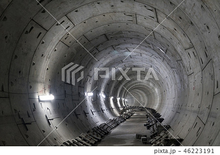 round underground winding subway tunnel going into the distance 46223191