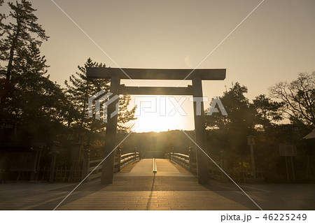 伊勢神宮 内宮 宇治橋の日の出の写真素材