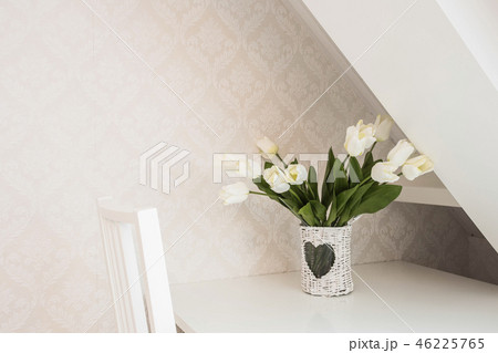 White roses Flower Arrangement in a vase White roses Flower Arrangement in a vase 46225765