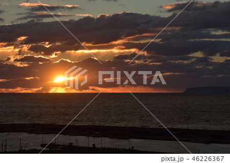 海に沈む太陽 46226367