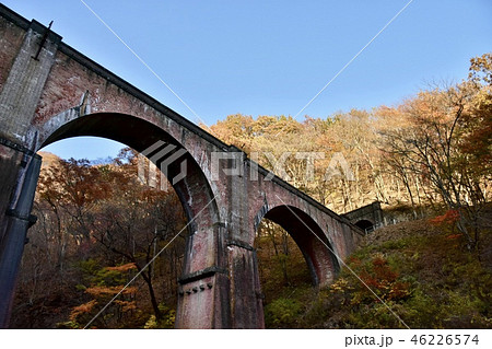 紅葉シーズンのアーチ橋 紅葉シーズンのアーチ橋 46226574