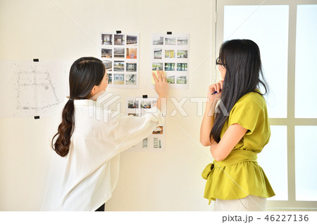 仕事　女性二人　クリエイティブなオフィス　打ち合わせ 46227136