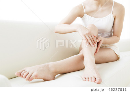 ビューティー　美脚　女性　フットケア　ビューティ　若い女性　スキンケア 46227811