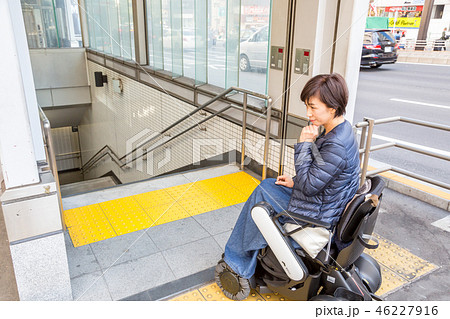 エレベーターが無いと下に行けず困っているのとエレベーターが見つかり喜ぶ女性 エレベーターが無いと下に行けず困っているのとエレベーターが見つかり喜ぶ女性 46227916