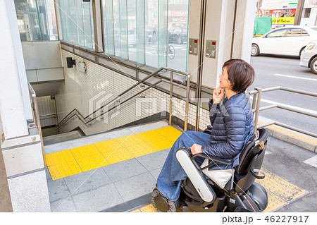 エレベーターが無いと下に行けず困っているのとエレベーターが見つかり喜ぶ女性 エレベーターが無いと下に行けず困っているのとエレベーターが見つかり喜ぶ女性 46227917