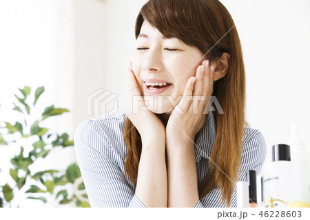 ビューティー　メイク　化粧　女性　ビューティ　若い女性　スキンケア　ビジネスウーマン 46228603